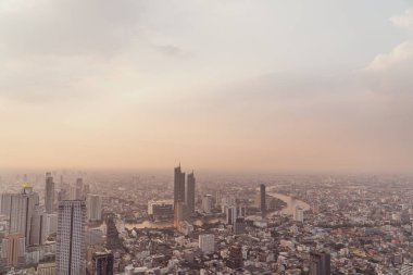 Bangkok, Tayland, 25 Aralık 2019: King Power Mahanakhon, Bangkok, Tayland 'dan (dizi) gün batımında Bangkok' un güzel hava manzaralı panoramik silueti)