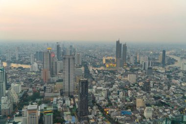 Bangkok, Tayland, 25 Aralık 2019: King Power Mahanakhon, Bangkok, Tayland 'dan (dizi) gün batımında Bangkok' un güzel hava manzaralı panoramik silueti)