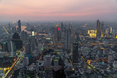 Bangkok, Tayland, 25 Aralık 2019: King Power Mahanakhon, Bangkok, Tayland 'dan (dizi) Bangkok' un güzel hava manzaralı panoramik silueti)