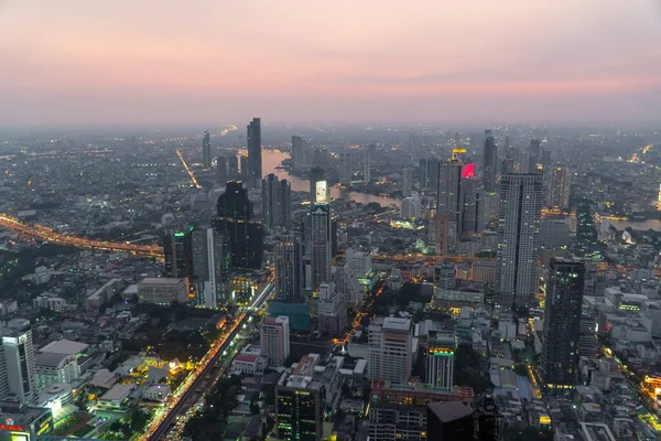 Bangkok, Tayland, 25 Aralık 2019: King Power Mahanakhon, Bangkok, Tayland 'dan (dizi) Bangkok' un güzel hava manzaralı panoramik silueti)
