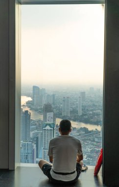 King Power Mahanakhon Binası 'nın çatısındaki insanların silueti, Tayland Bangkok' taki en yüksek bina.. 