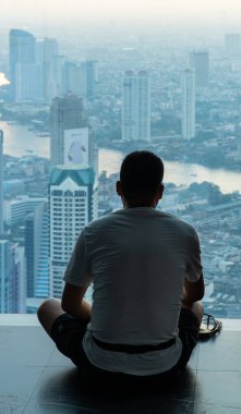 King Power Mahanakhon Binası 'nın çatısındaki insanların silueti, Tayland Bangkok' taki en yüksek bina.. 