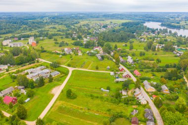 Subate şehir merkezinde uçan drone panoramik ve güneşli bir yaz gününde Letonya 'da güzel büyük göl manzaralı güzel bir fotoğraf.)