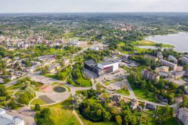 Rezekne, Letonya - 30 Temmuz 2019: Letonya 'nın Latgale şehrinde güzel bir yaz günü (seriler) Rezekne şehir merkezinde insansız hava aracı panoramik uçuşundan elde edilen güzel hava görüntüsü)