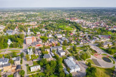Rezekne, Letonya - 30 Temmuz 2019: Letonya 'nın Latgale şehrinde güzel bir yaz günü (seriler) Rezekne şehir merkezinde insansız hava aracı panoramik uçuşundan elde edilen güzel hava görüntüsü)
