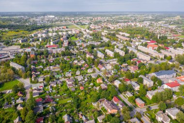 Rezekne, Letonya - 30 Temmuz 2019: Letonya 'nın Latgale şehrinde güzel bir yaz günü (seriler) Rezekne şehir merkezinde insansız hava aracı panoramik uçuşundan elde edilen güzel hava görüntüsü)