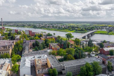 Daugavpils şehir merkezinde uçan dron panoramik güzel hava görüntüsü Latgale, Letonya 'da güzel bir yaz günü (seri)