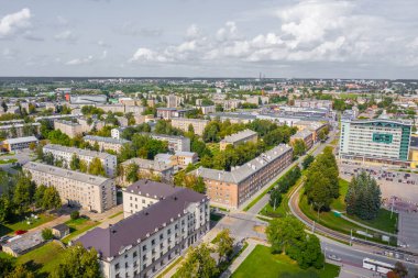Daugavpils şehir merkezinde uçan dron panoramik güzel hava görüntüsü Latgale, Letonya 'da güzel bir yaz günü (seri)