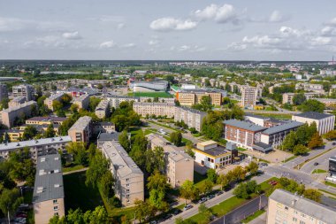 Daugavpils şehir merkezinde uçan dron panoramik güzel hava görüntüsü Latgale, Letonya 'da güzel bir yaz günü (seri)