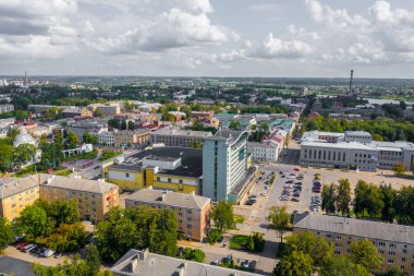 Daugavpils şehir merkezinde uçan dron panoramik güzel hava görüntüsü Latgale, Letonya 'da güzel bir yaz günü (seri)