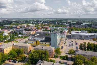 Daugavpils şehir merkezinde uçan dron panoramik güzel hava görüntüsü Latgale, Letonya 'da güzel bir yaz günü (seri)