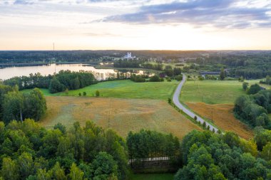 Aglona küçük kasabasına ve yazın güzel Latgale göllerine. Gölün yansıması muhteşem bulutlar ve gökyüzü. Aglona, Latgale, Letonya (dizi)