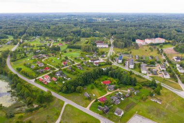 Aglona küçük kasabasına ve yazın güzel Latgale göllerine. Gölün yansıması muhteşem bulutlar ve gökyüzü. Aglona, Latgale, Letonya (dizi)