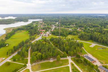 Aglona küçük kasabasına ve yazın güzel Latgale göllerine. Gölün yansıması muhteşem bulutlar ve gökyüzü. Aglona, Latgale, Letonya (dizi)