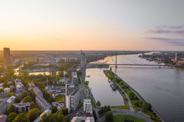 Riga, Letonya - 28 Ağustos 2017: Riga 'daki Vansu Köprüsü' nde uçan dron panoramiklerinden elde edilen güzel hava görüntüsü Riga 'daki Daugava Nehri' ni geçen kablo destekli bir köprüdür. Riga, Letonya