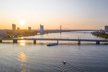 Riga, Letonya - 28 Ağustos 2017: Riga 'daki Vansu Köprüsü' nde uçan dron panoramiklerinden elde edilen güzel hava görüntüsü Riga 'daki Daugava Nehri' ni geçen kablo destekli bir köprüdür. Riga, Letonya