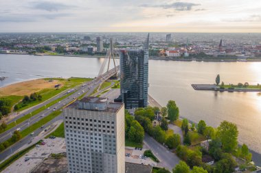 Riga, Letonya - 28 Ağustos 2017: Riga 'daki Vansu Köprüsü' nde uçan dron panoramiklerinden elde edilen güzel hava görüntüsü Riga 'daki Daugava Nehri' ni geçen kablo destekli bir köprüdür. Riga, Letonya