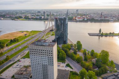 Riga, Letonya - 28 Ağustos 2017: Riga 'daki Vansu Köprüsü' nde uçan dron panoramiklerinden elde edilen güzel hava görüntüsü Riga 'daki Daugava Nehri' ni geçen kablo destekli bir köprüdür. Riga, Letonya