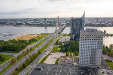 Riga 'daki Vansu Köprüsü' nde uçan insansız hava aracı panoramiklerinden elde edilen güzel hava görüntüsü Riga 'daki Daugava nehrinden geçen kablo destekli bir köprüdür. Riga, Letonya