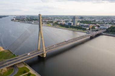 Riga 'daki Vansu Köprüsü' nde uçan insansız hava aracı panoramiklerinden elde edilen güzel hava görüntüsü Riga 'daki Daugava nehrinden geçen kablo destekli bir köprüdür. Riga, Letonya