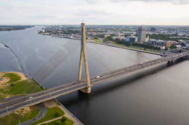 Riga 'daki Vansu Köprüsü' nde uçan insansız hava aracı panoramiklerinden elde edilen güzel hava görüntüsü Riga 'daki Daugava nehrinden geçen kablo destekli bir köprüdür. Riga, Letonya