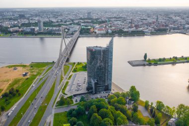Riga 'daki Vansu Köprüsü' nde uçan insansız hava aracı panoramiklerinden elde edilen güzel hava görüntüsü Riga 'daki Daugava nehrinden geçen kablo destekli bir köprüdür. Riga, Letonya