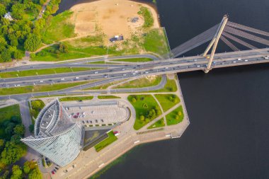 Riga 'daki Vansu Köprüsü' nde uçan insansız hava aracı panoramiklerinden elde edilen güzel hava görüntüsü Riga 'daki Daugava nehrinden geçen kablo destekli bir köprüdür. Riga, Letonya