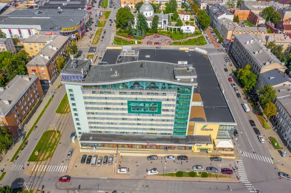 Daugavpils şehir merkezinde uçan dron panoramik güzel hava görüntüsü Latgale, Letonya 'da güzel bir yaz günü (seri)