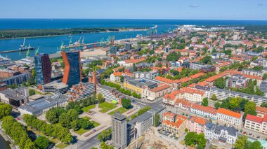 Klaipeda, Litvanya 15 Temmuz 2019: Güneşli bir yaz gününde Klaipeda limanında ve şehir arka planında insansız hava aracından alınan güzel panoramik hava manzaralı fotoğraf. Klaipeda, Litvanya (dizi)
