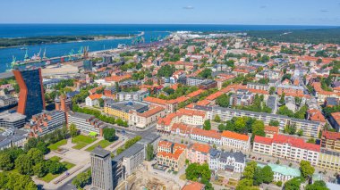Klaipeda, Litvanya 15 Temmuz 2019: Güneşli bir yaz gününde Klaipeda limanında ve şehir arka planında insansız hava aracından alınan güzel panoramik hava manzaralı fotoğraf. Klaipeda, Litvanya (dizi)