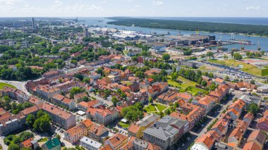 Klaipeda, Litvanya 15 Temmuz 2019: Güneşli bir yaz gününde Klaipeda limanında ve şehir arka planında insansız hava aracından alınan güzel panoramik hava manzaralı fotoğraf. Klaipeda, Litvanya (dizi)
