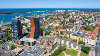 Klaipeda, Litvanya 15 Temmuz 2019: Güneşli bir yaz gününde Klaipeda limanında ve şehir arka planında insansız hava aracından alınan güzel panoramik hava manzaralı fotoğraf. Klaipeda, Litvanya (dizi)