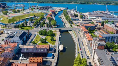 Klaipeda, Litvanya 15 Temmuz 2019: Güneşli bir yaz gününde Klaipeda limanında ve şehir arka planında insansız hava aracından alınan güzel panoramik hava manzaralı fotoğraf. Klaipeda, Litvanya (dizi)