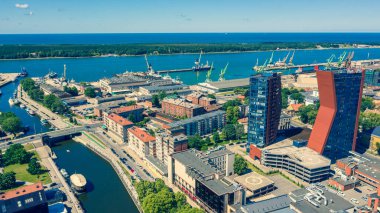 Klaipeda, Litvanya 15 Temmuz 2019: Güneşli bir yaz gününde Klaipeda limanında ve şehir arka planında insansız hava aracından alınan güzel panoramik hava manzaralı fotoğraf. Klaipeda, Litvanya (dizi)