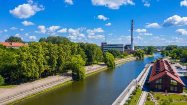Güneşli bir yaz gününde Klaipeda şehir merkezinde uçan dron 'dan güzel panoramik hava manzaralı fotoğraf. Klaipeda, Litvanya (dizi)