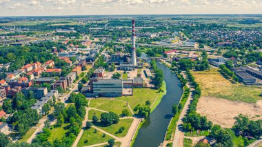Güneşli bir yaz gününde Klaipeda şehir merkezinde uçan dron 'dan güzel panoramik hava manzaralı fotoğraf. Klaipeda, Litvanya (dizi)