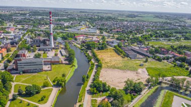 Güneşli bir yaz gününde Klaipeda şehir merkezinde uçan dron 'dan güzel panoramik hava manzaralı fotoğraf. Klaipeda, Litvanya (dizi)