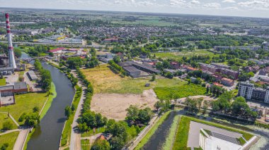 Güneşli bir yaz gününde Klaipeda şehir merkezinde uçan dron 'dan güzel panoramik hava manzaralı fotoğraf. Klaipeda, Litvanya (dizi)