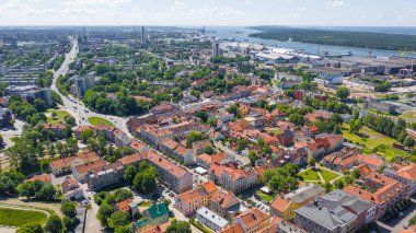 Güneşli bir yaz gününde Klaipeda şehir merkezinde uçan dron 'dan güzel panoramik hava manzaralı fotoğraf. Klaipeda, Litvanya (dizi)