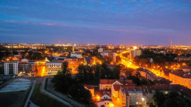 Gece Klaipeda şehir merkezinde uçan dron 'dan güzel panoramik hava manzaralı fotoğraf. Klaipeda, Litvanya (dizi)