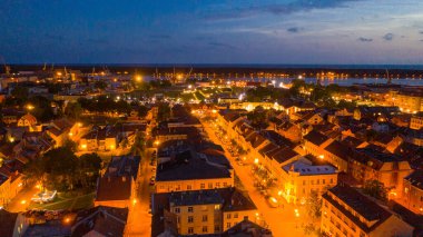 Gece Klaipeda şehir merkezinde uçan dron 'dan güzel panoramik hava manzaralı fotoğraf. Klaipeda, Litvanya (dizi)
