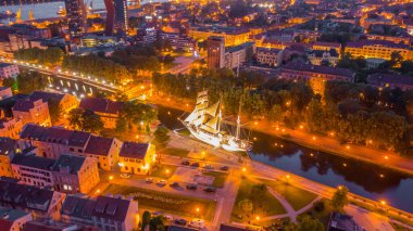 Klaipeda, Litvanya 16 Temmuz 2019: Tahta yelkenli Meridiana gemisinde uçan dron 'dan alınan güzel panoramik hava manzaralı fotoğraf. Klaipeda 'nın sembolü. Klaipeda, Litvanya (dizi)