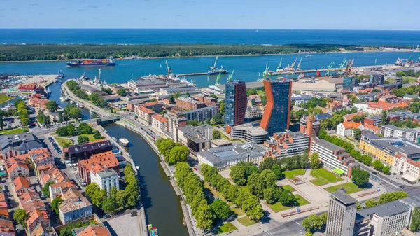 Klaipeda, Litvanya 15 Temmuz 2019: Güneşli bir yaz gününde Klaipeda limanında ve şehir arka planında insansız hava aracından alınan güzel panoramik hava manzaralı fotoğraf. Klaipeda, Litvanya (dizi)