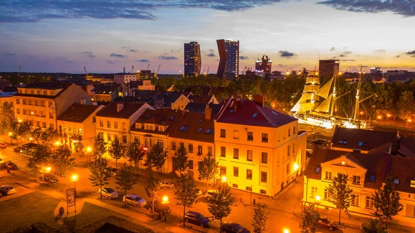 美丽的全景空中图片从飞行无人机在克莱佩达市中心的夜晚 立陶宛克莱佩达 — 图库照片