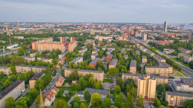 Bir yaz akşamı gün batımında Klaipeda şehir merkezinde uçan dron 'dan güzel panoramik hava manzaralı fotoğraf. Klaipeda, Litvanya (dizi)