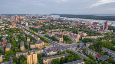 Bir yaz akşamı gün batımında Klaipeda şehir merkezinde uçan dron 'dan güzel panoramik hava manzaralı fotoğraf. Klaipeda, Litvanya (dizi)