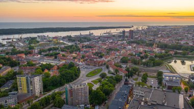 Bir yaz akşamı gün batımında Klaipeda şehir merkezinde uçan dron 'dan güzel panoramik hava manzaralı fotoğraf. Klaipeda, Litvanya (dizi)