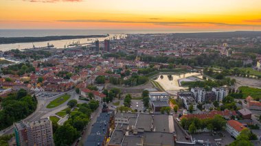 Bir yaz akşamı gün batımında Klaipeda şehir merkezinde uçan dron 'dan güzel panoramik hava manzaralı fotoğraf. Klaipeda, Litvanya (dizi)