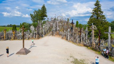 Litvanya 'nın en ünlü hacı Siauliai bölgesi olan Haç Tepesi' nde (Kryziu kalnas) uçan drone panoramik uçaktan güzel bir görüntü. (seri)