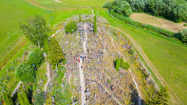 位于立陶宛Siauliai的著名朝圣地点Kryziu Kalnas的无人驾驶飞机全景图片 — 图库照片